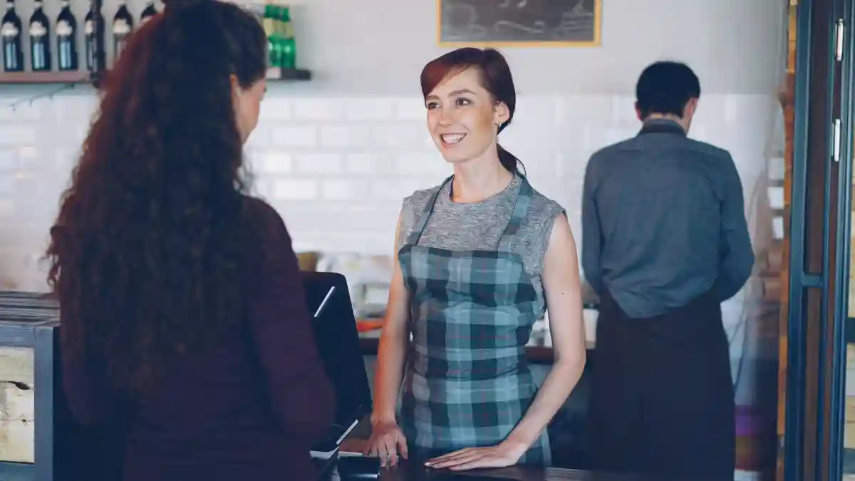 Persona de servicio al cliente atendiendo con una sonrisa