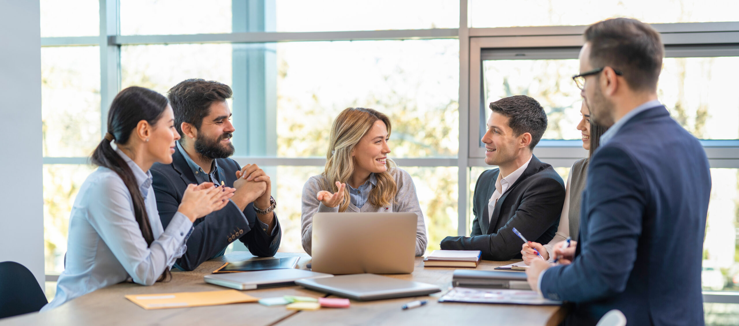 Equipo de trabajo conversando en una reunión